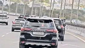 సాధారణ ట్రాఫిక్‌లో సీఎం కాన్వాయ్‌ 