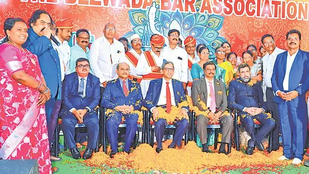 కోర్టులంటే ప్రభుత్వాలకు చిన్నచూపు