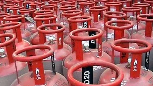 82 సిలిండర్లు ఎత్తుకెళ్లిన దుండగులు