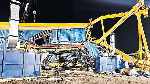 రెండు భారీ క్రేన్లు కూలి..ఐదుగురి మృతి