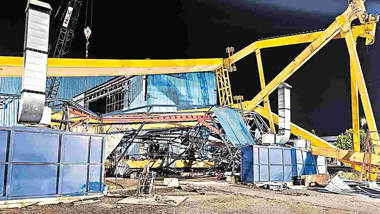 రెండు భారీ క్రేన్లు కూలి..ఐదుగురి మృతి