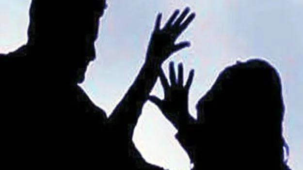 సోదరులు, స్నేహితులతో కలిసి భార్యపై భర్త సామూహిక అత్యాచారం