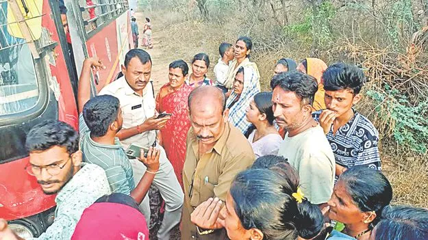 తమ బస్సుకు సైడ్‌ ఇవ్వలేదని ఆర్టీసీ డ్రైవర్‌పై దాడి