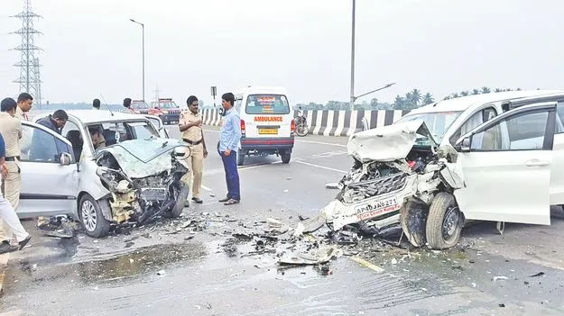 డివైడర్‌ను దాటుకొచ్చిన మృత్యువు