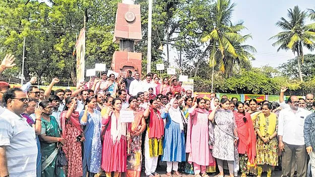 బీఆర్‌ఎస్‌కు ప్రశ్నించే హక్కు లేదు: కార్మిక సంఘాలు