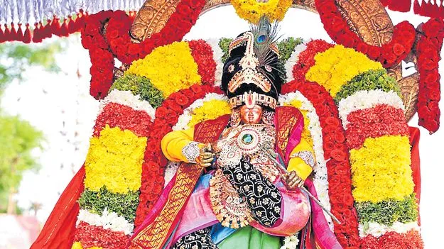 వటపత్రశాయి అలంకారంలో దశరథరాముడు