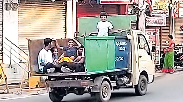 చెత్త బండిలో విద్యార్థుల తరలింపు