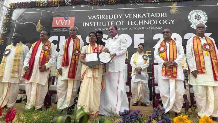 గుంటూరులో వీవీఐటీయూ స్నాతకోత్సవంలో పాల్గొన్న వెంకయ్య నాయుడు