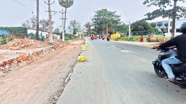 అటు చకచకా.. ఇటు నత్తనడక..