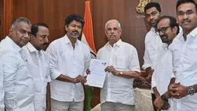 రసవత్తరంగా తమిళనాట రాజకీయాలు.. కోర్టును ఆశ్రయించనున్న విజయ్?