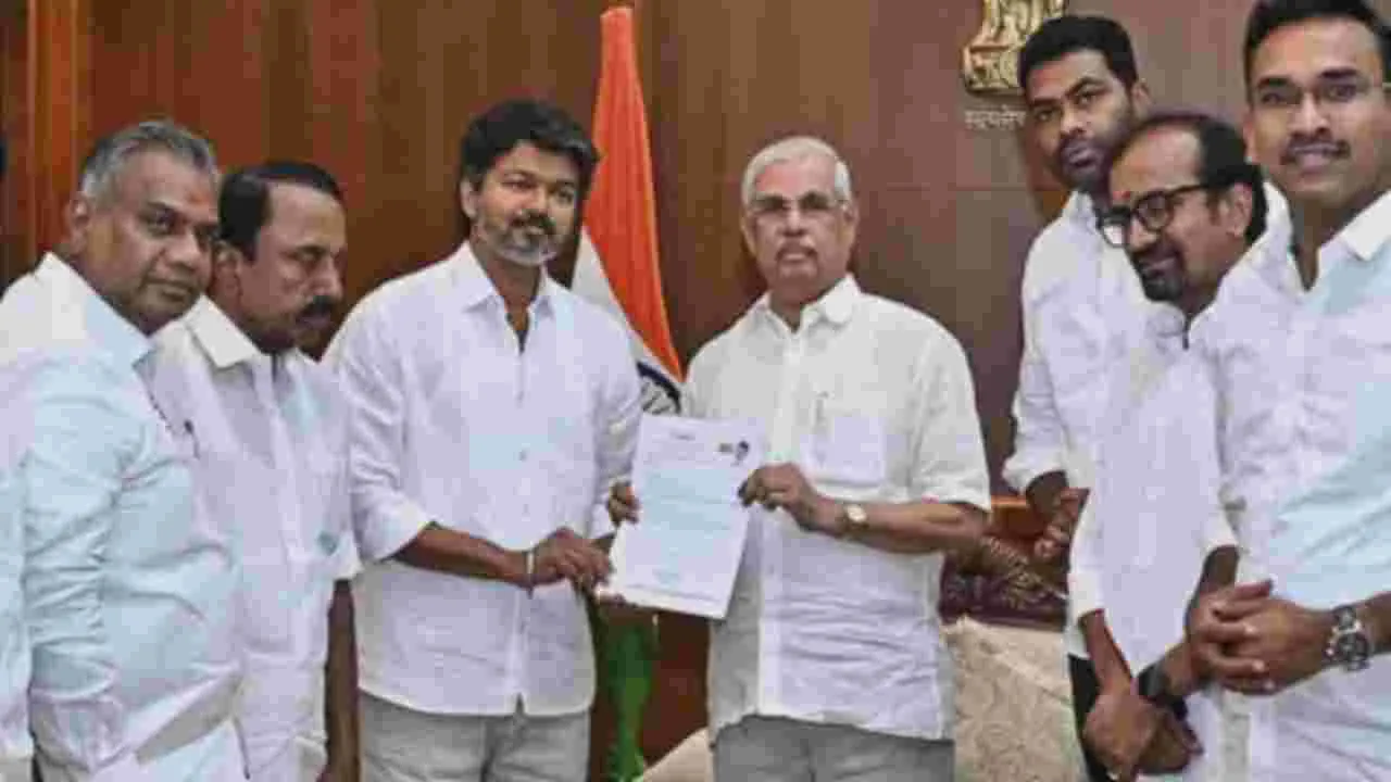 రసవత్తరంగా తమిళనాట రాజకీయాలు.. కోర్టును ఆశ్రయించనున్న విజయ్?