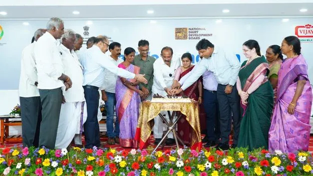 రుణం చెల్లింపులో కృష్ణా మిల్క్ యూనియన్ సరికొత్త రికార్డు: చైర్మన్ చలసాని ఆంజనేయులు