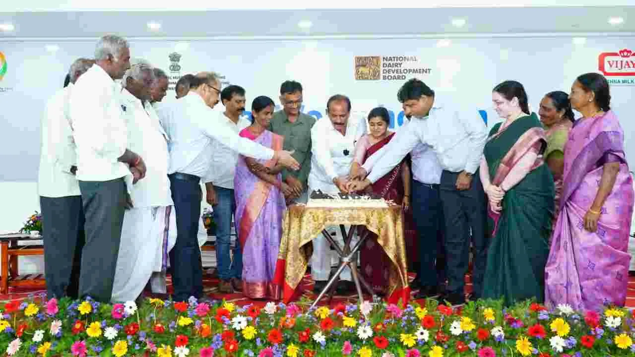 రుణం చెల్లింపులో కృష్ణా మిల్క్ యూనియన్ సరికొత్త రికార్డు: చైర్మన్ చలసాని ఆంజనేయులు