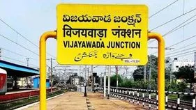 తండ్రి కొడుకుల పీక కోసిన యువకుడు.. నిందితుడి కోసం పోలీసుల గాలింపు 