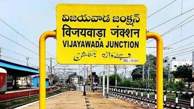 తండ్రి కొడుకుల పీక కోసిన యువకుడు.. నిందితుడి కోసం పోలీసుల గాలింపు 