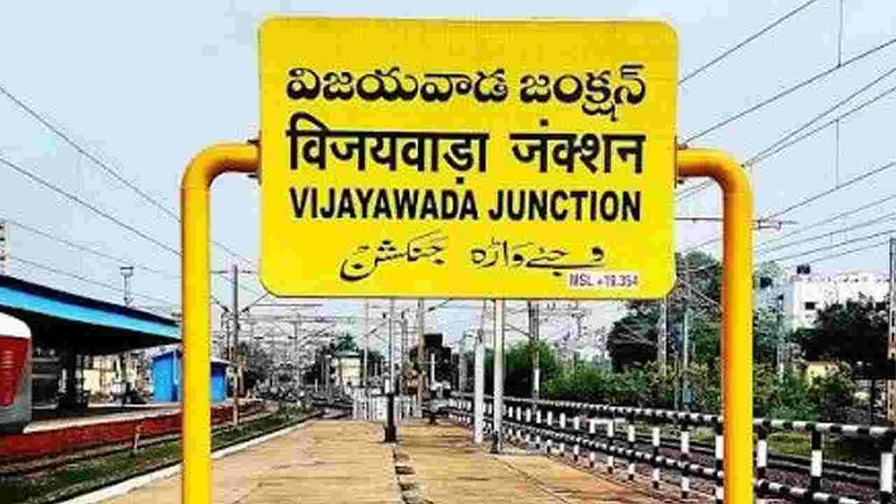 తండ్రి కొడుకుల పీక కోసిన యువకుడు.. నిందితుడి కోసం పోలీసుల గాలింపు