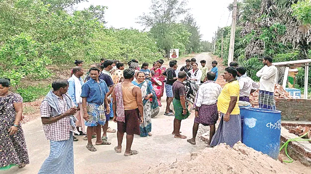  ఆలయ ప్రహరీ నిర్మాణంలో వివాదం