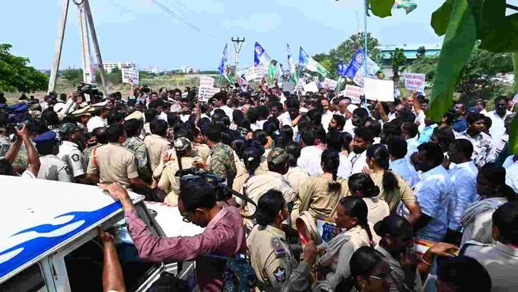  ఏపీ వ్యాప్తంగా ఏబీఎన్-ఆంధ్రజ్యోతి కార్యాలయాల వద్ద ఉద్రిక్త పరిస్థితులు