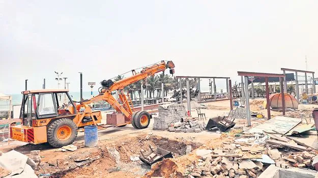బీచ్‌రోడ్డులో ఆక్రమణలు