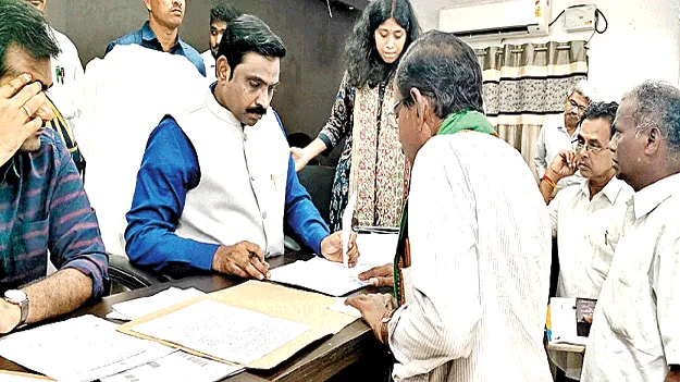ప్రజాఫిర్యాదుల పరిష్కారంలో నిర్లక్ష్యం వద్దు: కలెక్టర్‌