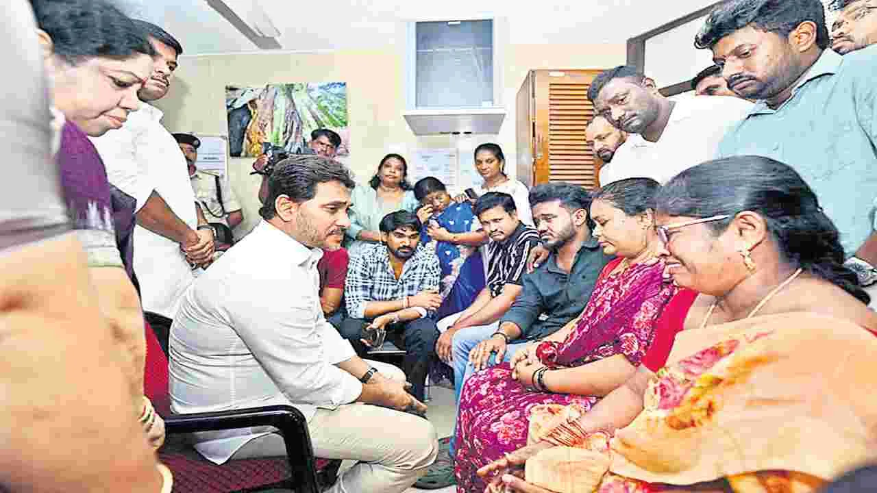 ఉక్కు బాధితులకు  మాజీ సీఎం జగన్‌ పరామర్శ