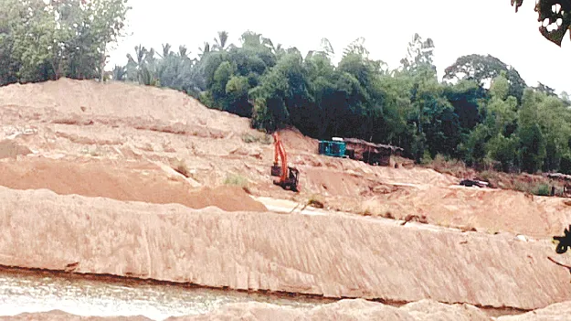 It’s a sand mound in name only—it’s a sand hunt!పేరుకే మేట.. ఇసుక వేట!