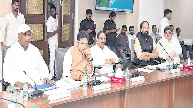 ప్రాజెక్టులు వేగవంతం చేయండి