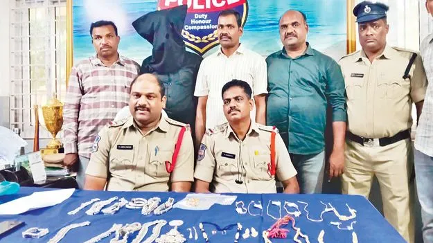 చోరీ సొమ్ముతో జల్సాలు