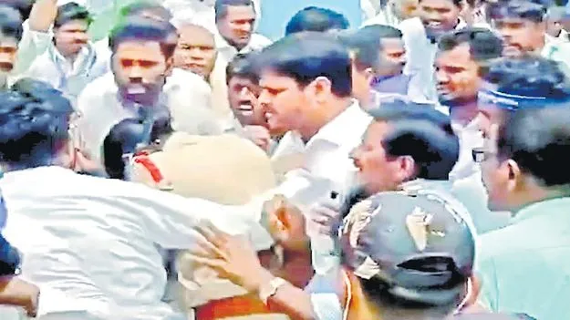 పోలీసులనే భయపెట్టి.. మహిళా ఎస్‌ఐని చుట్టుముట్టి!