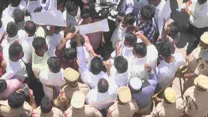 ఏబీఎన్‌ ఆంధ్రజ్యోతి కార్యాలయం ముందు వైసీపీ హంగామా