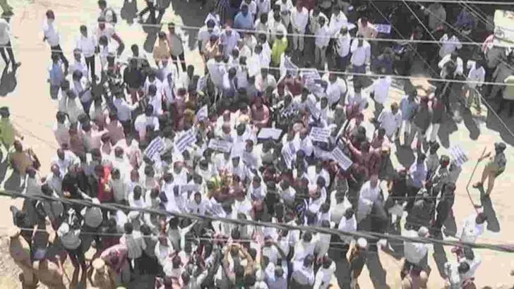 ఏబీఎన్‌ ఆంధ్రజ్యోతి కార్యాలయం ముందు వైసీపీ హంగామా