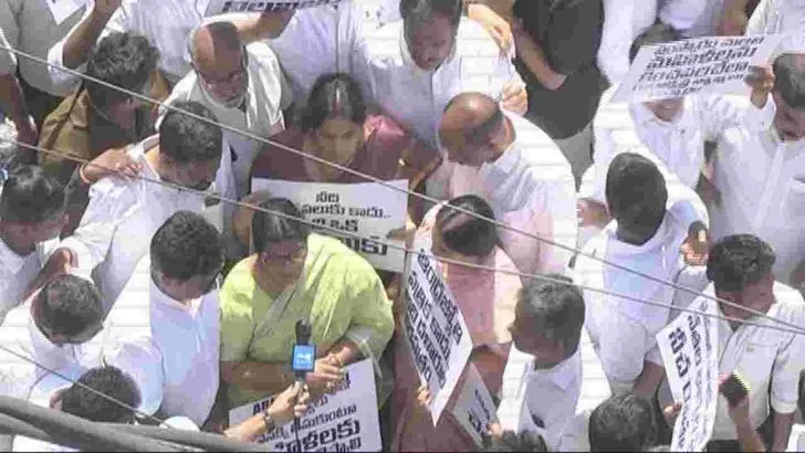 ఏబీఎన్‌ ఆంధ్రజ్యోతి కార్యాలయం ముందు వైసీపీ హంగామా