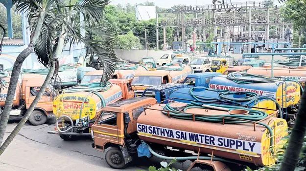 పట్టపగ్గాలు లేని ట్యాంకర్ల డ్రైవర్లు