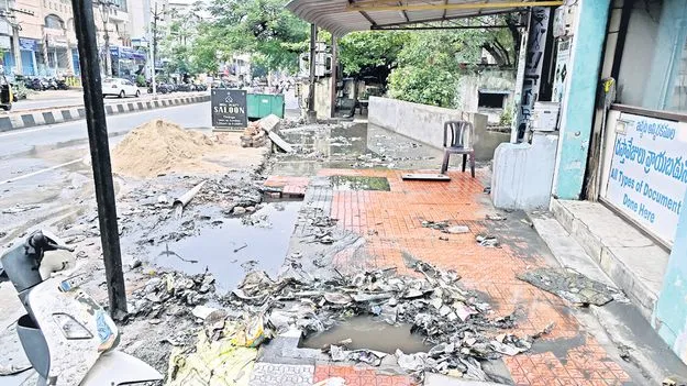 పొంగిన డ్రైనేజీలు