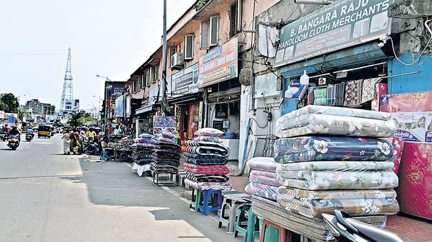 రోడ్డెక్కిన దుకాణం!