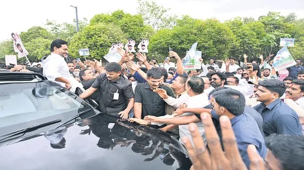 జగన్‌ పర్యటనలో కార్యకర్తల అత్యుత్సాహం