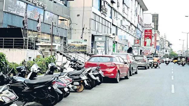 కానరాని పార్కింగ్‌ జోన్‌లు!