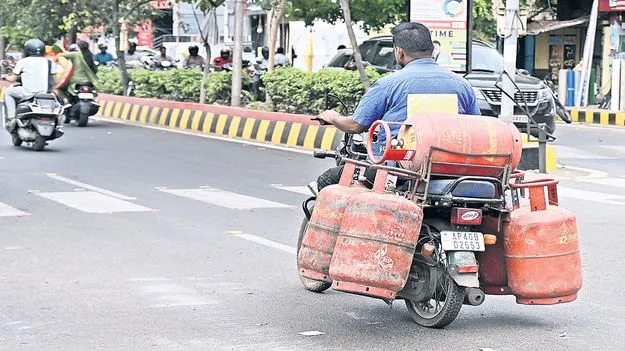 భారత్‌ గ్యాస్‌లో బాస్‌ బుకింగ్‌