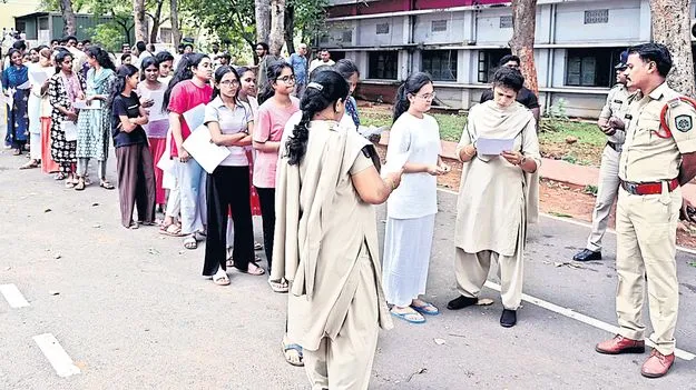 నిఘా నీడలో నీట్‌