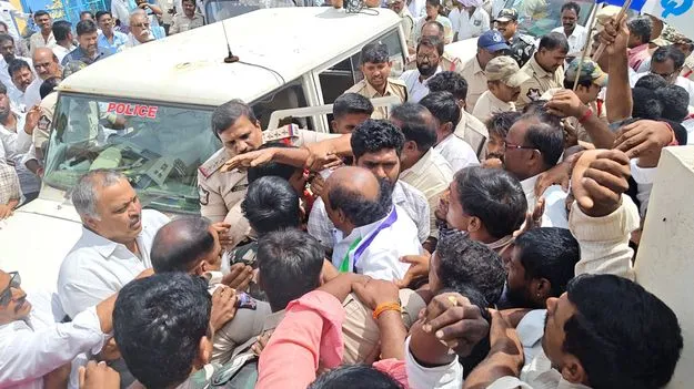 ఉరవకొండలో వైసీపీ హల్‌చల్‌