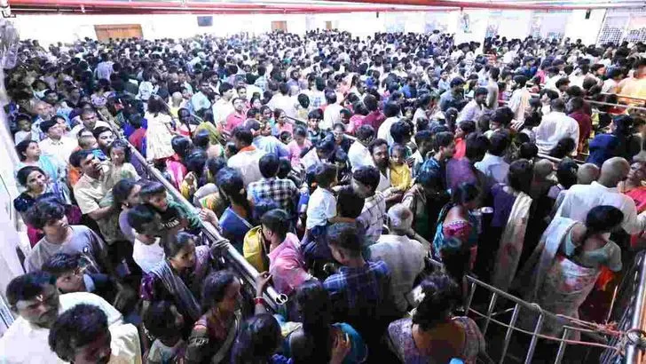 యాదాద్రిలో భక్తులతో నిండిపోయిన క్యూలైన్లు.. 