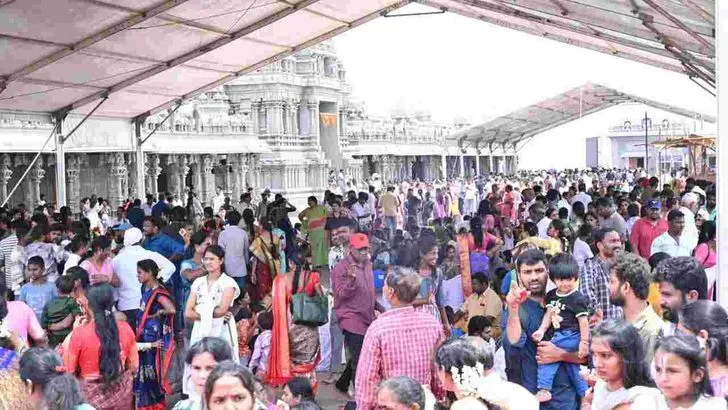 యాదాద్రిలో భక్తులతో నిండిపోయిన క్యూలైన్లు.. 