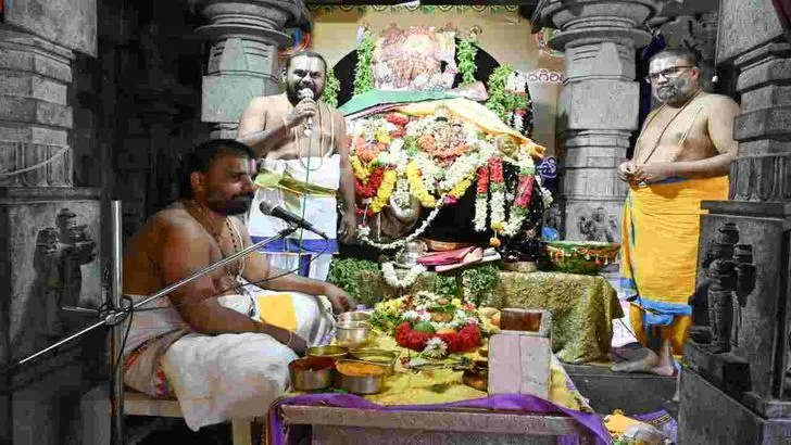 పోటెత్తిన భక్తులతో కిక్కిరిసిన యాదాద్రి దేవాలయం