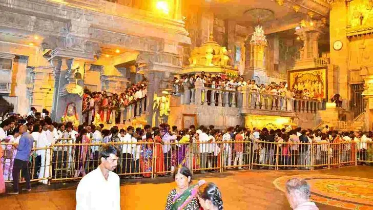 పోటెత్తిన భక్తులతో కిక్కిరిసిన యాదాద్రి దేవాలయం