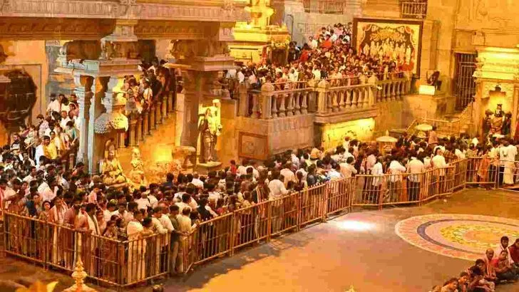 యాదాద్రిలో భక్తులతో నిండిపోయిన క్యూలైన్లు.. 
