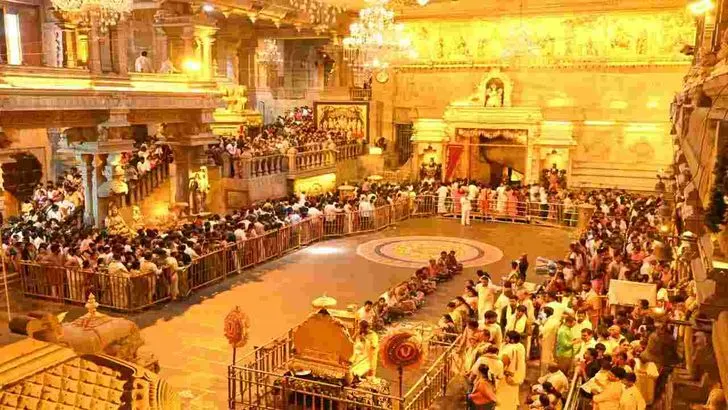 యాదాద్రిలో భక్తులతో నిండిపోయిన క్యూలైన్లు.. 