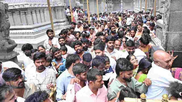 యాదాద్రిలో భక్తులతో నిండిపోయిన క్యూలైన్లు.. 