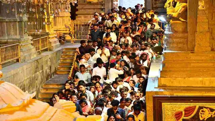 పోటెత్తిన భక్తులతో కిక్కిరిసిన యాదాద్రి దేవాలయం