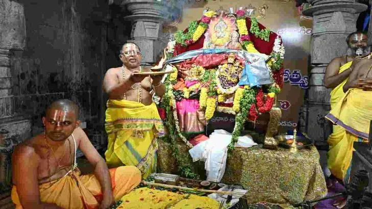 యాదాద్రిలో భక్తులతో నిండిపోయిన క్యూలైన్లు.. 
