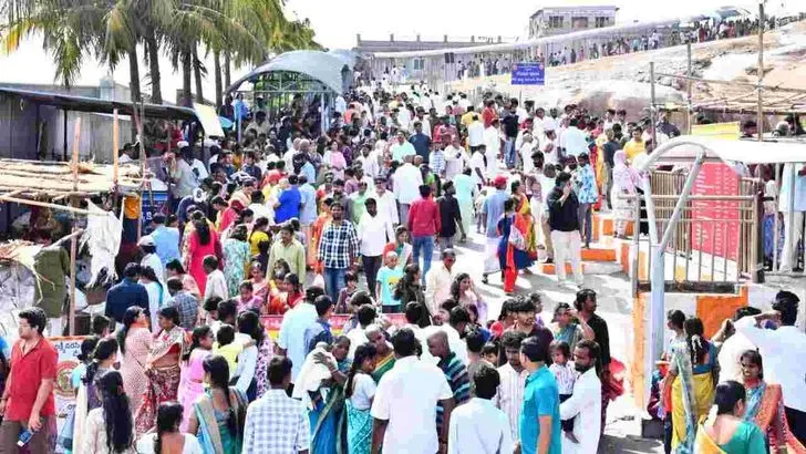పోటెత్తిన భక్తులతో కిక్కిరిసిన యాదాద్రి దేవాలయం